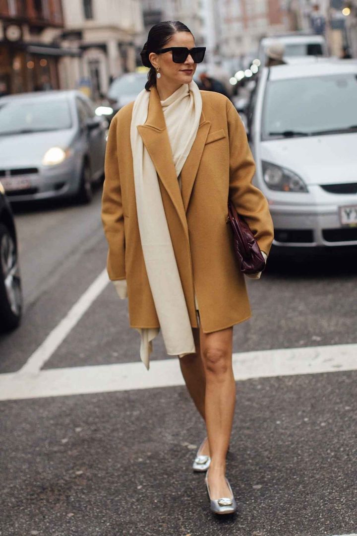 画像: ワインレッドのバッグを差し色にする