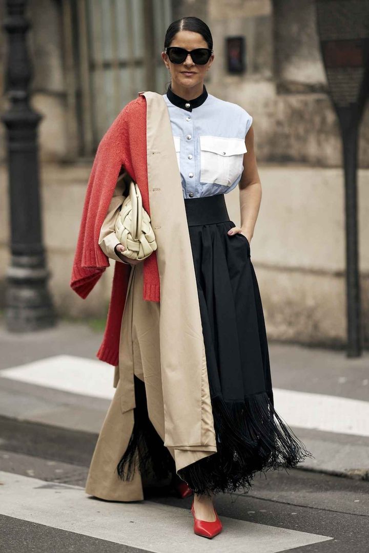 画像: 鮮やかな赤を散らして着映えを実現