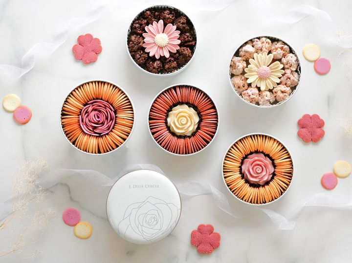 左上から時計回りに「ガーベラクランチチョコ」「ガーベラクランチホワイトチョコ」各¥1,890 「リングバニラ ローズチョコ」「リングベリー ローズホワイトチョコ」各1,620 「ラングドシャリングバニラ」¥1,944