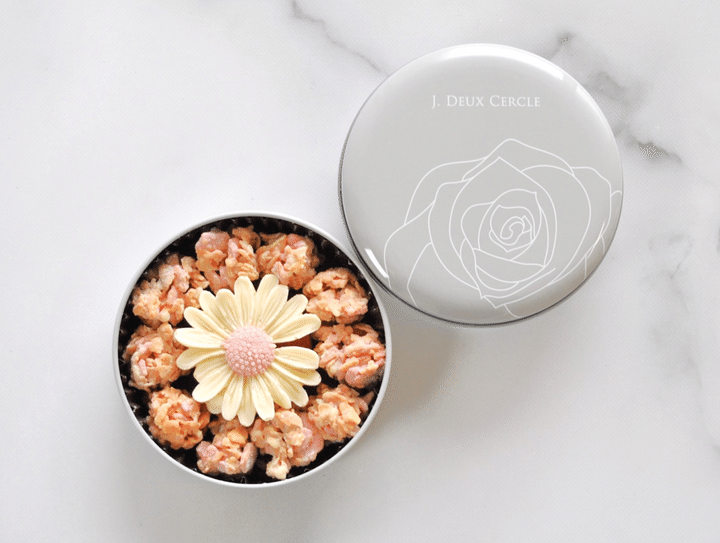 「ガーベラクランチホワイトチョコ」¥1,890 ラングドシャのホワイトチョコクランチと、キュートなガーベラ形のチョコレート。