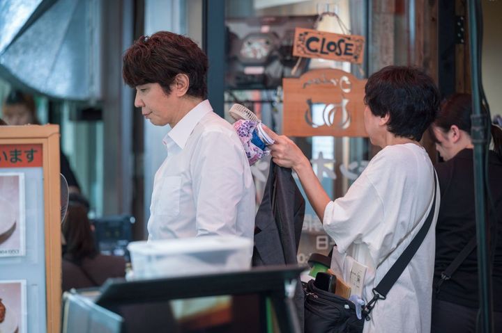 カットごとにモニターをチェックしながら、ひとときの涼をとります。