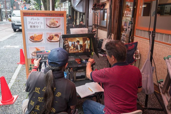 シリーズ当初からつちかった勘で、細かな調整をスタッフに伝えるVEの赤松さん（右）。