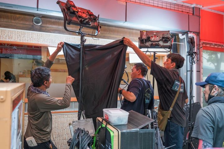 写りこみが気になるときは、機敏な動きでスタッフが対応。