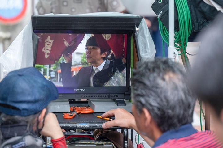 「どの店にしようかな？」お決まりの店探しに迷うシーン。のれんをくぐって、店をのぞくも……？