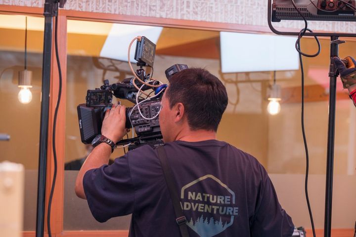 真剣さと集中力が伝わってくるカメラマンの背中。