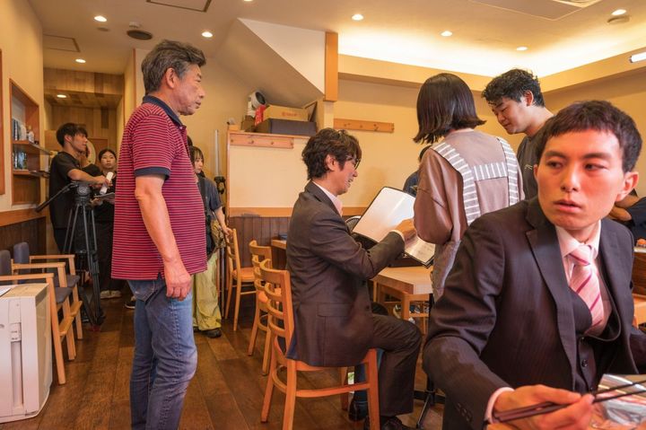 「孤独のグルメ」ならではの魅力あるシーンを撮るため、店外と店内をフットワーク軽く行き来する赤松さん。