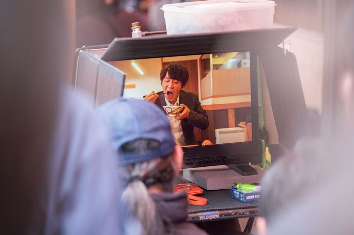 「食べるシーン」の本番前にエアーで練習するユースケさん。