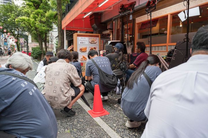 いざ本番！「そこ、写っちゃいそう！」リハーサルでのカメラチェックで写りこみそうな場所にいたスタッフはみんなかがんで。