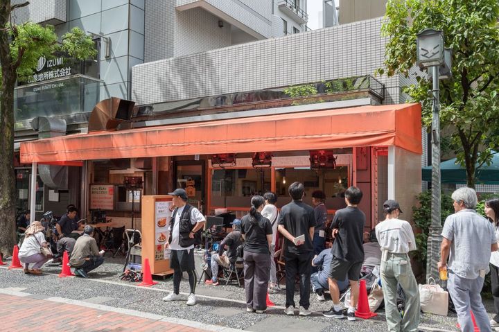 現場は、保育園の児童や買物客が行きかう商店街。通行人の邪魔にならないようスタッフが細やかに気を配りながら、順調に撮影が進んでいきます。