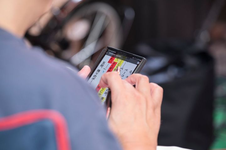 スマホで台本の修正箇所をチェックする田口さん。この手元から名モノローグの数々が！