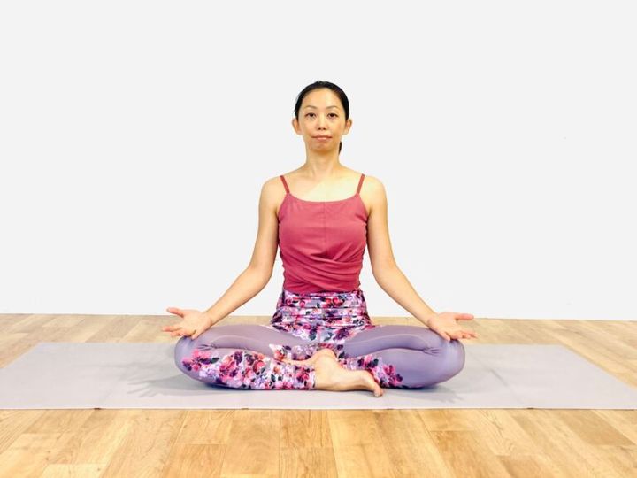 5分ヨガ 腸活 胡坐姿勢でカパラバディ