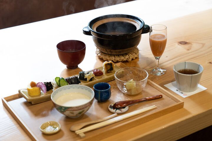 金沢・兼六園にある日本最古の噴水そばの「兼六亭」で、心ほどける朝食やカフェを