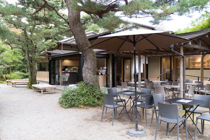 金沢・兼六園にある日本最古の噴水そばの「兼六亭」で、心ほどける朝食やカフェを