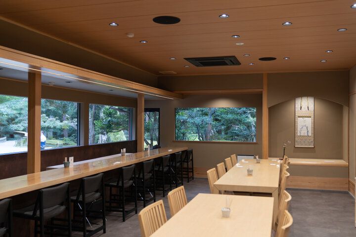 金沢・兼六園にある日本最古の噴水そばの「兼六亭」で、心ほどける朝食やカフェを