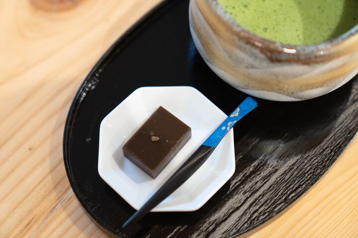 金沢・兼六園にある日本最古の噴水そばの「兼六亭」で、心ほどける朝食やカフェを