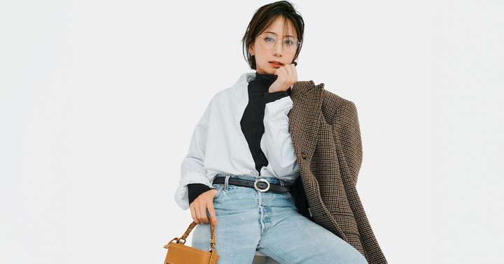 黒タートルとデニムコーデにシャツを羽織ってジャケットを肩掛けした東原亜希さん