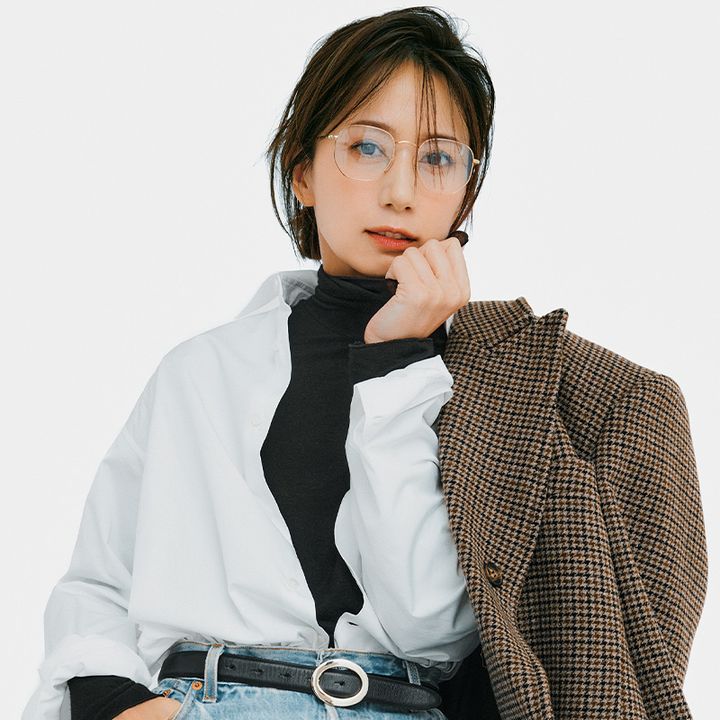 黒タートルとデニムコーデにシャツを羽織ってジャケットを肩掛けした東原亜希さん