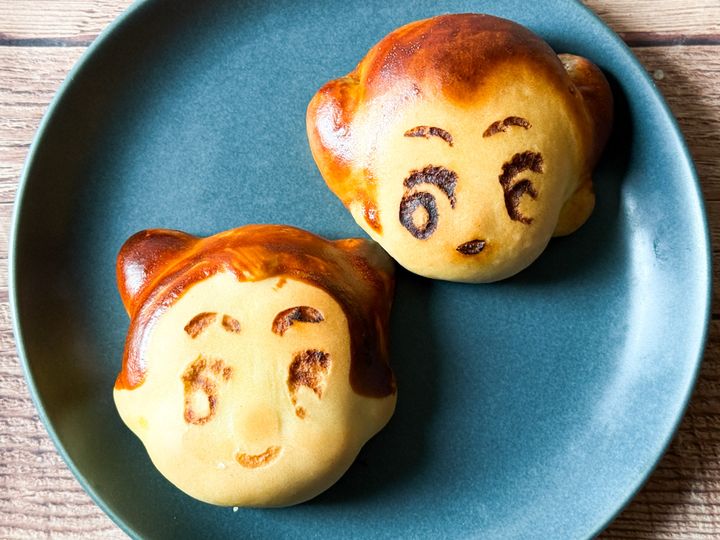 お皿に並んだ「くりまんアトム」とウランちゃん