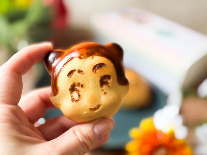 手に持った「くりまんアトム」