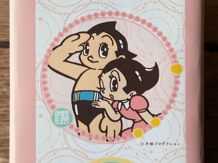 「くりまんアトム」のパッケージにプリントされたアトムとウランちゃん