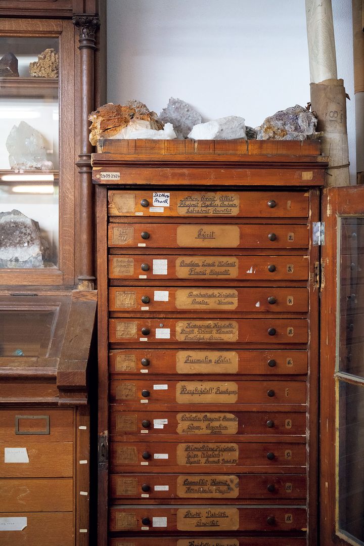 ドイツ語の古い書体のラベルが貼られた引き出し