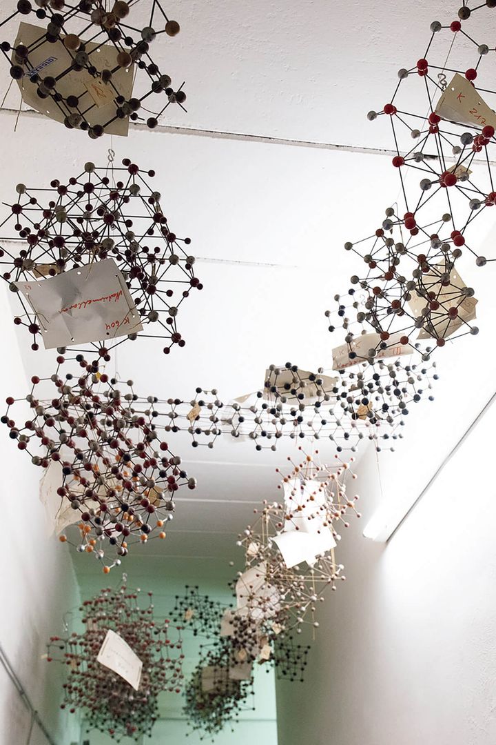 ドイツ〈クランツ商会〉のアーカイブ室に吊られた結晶格子の模型（ラティス）