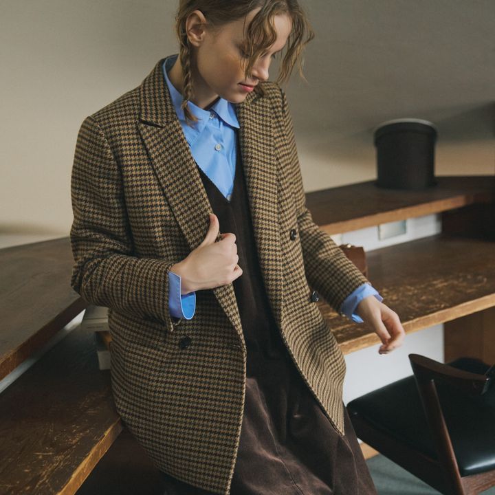 ルーズに着ずにちゃんと見せたい。ブラウンのジャンパースカートとツイードジャケットで作る今どきトラッド【マイスタンダードブック】