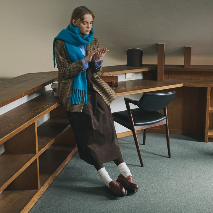 ルーズに着ずにちゃんと見せたい。ブラウンのジャンパースカートとツイードジャケットで作る今どきトラッド【マイスタンダードブック】