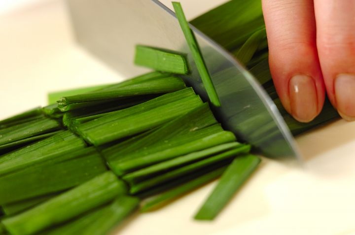 少ない材料で！こってり豚ニラ炒めの下準備1