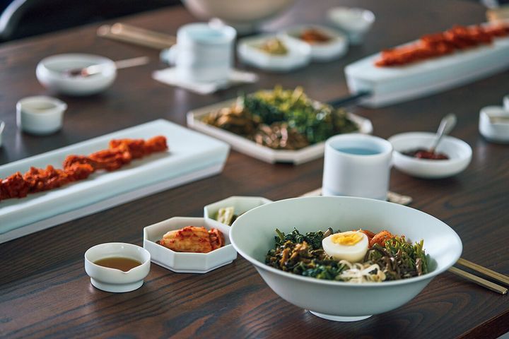 陶芸家のキム・ドクホの作品