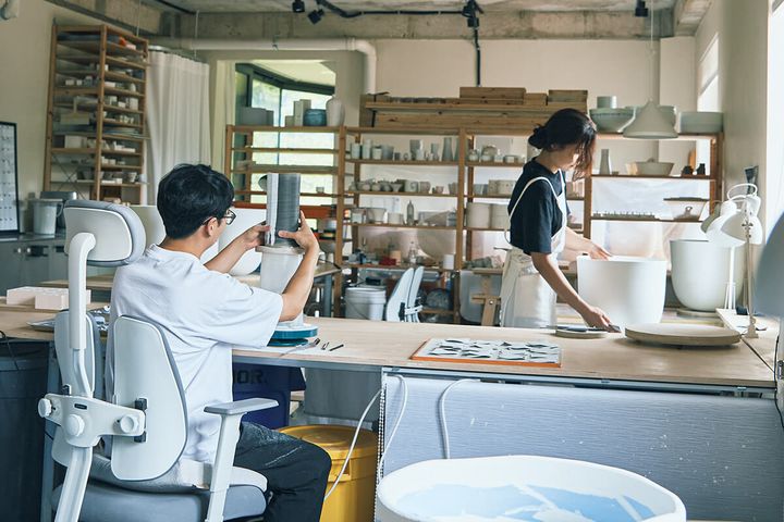 陶芸家のイ・インファとキム・ドクホの工房内