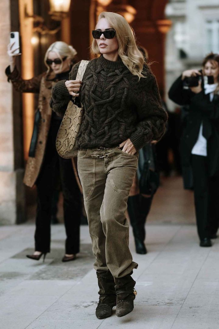 画像: ウォーミーな着こなしもカーキなら都会的