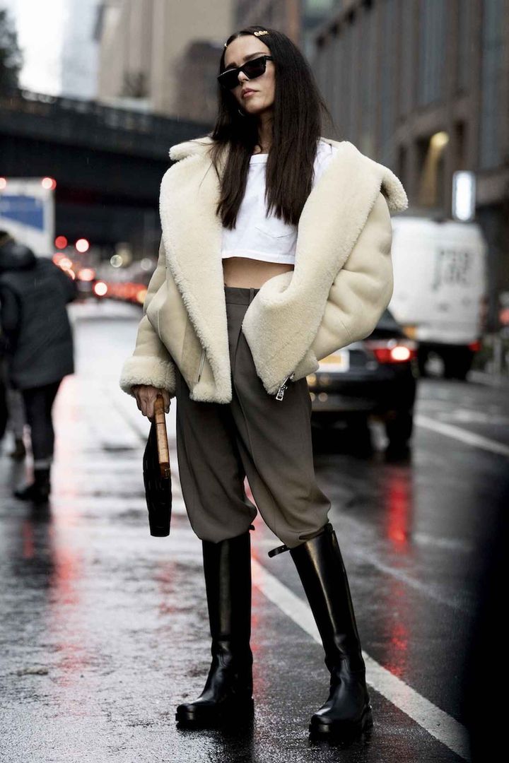 画像: 愛らしいコートやんちゃに着崩す