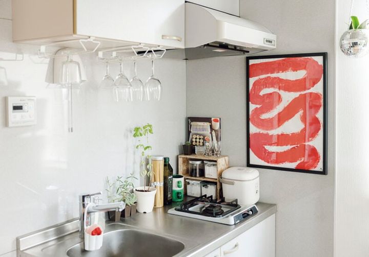 キッチンスペースは、スタッキングできるマグカップや浮かせる収納などで、省スペース化を実現