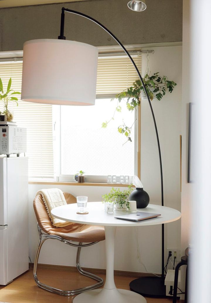 日差しが入る窓際のダイニングテーブルは、リモートワークでも大活躍。テーブルはIKEAで購入、椅子はVeroMan