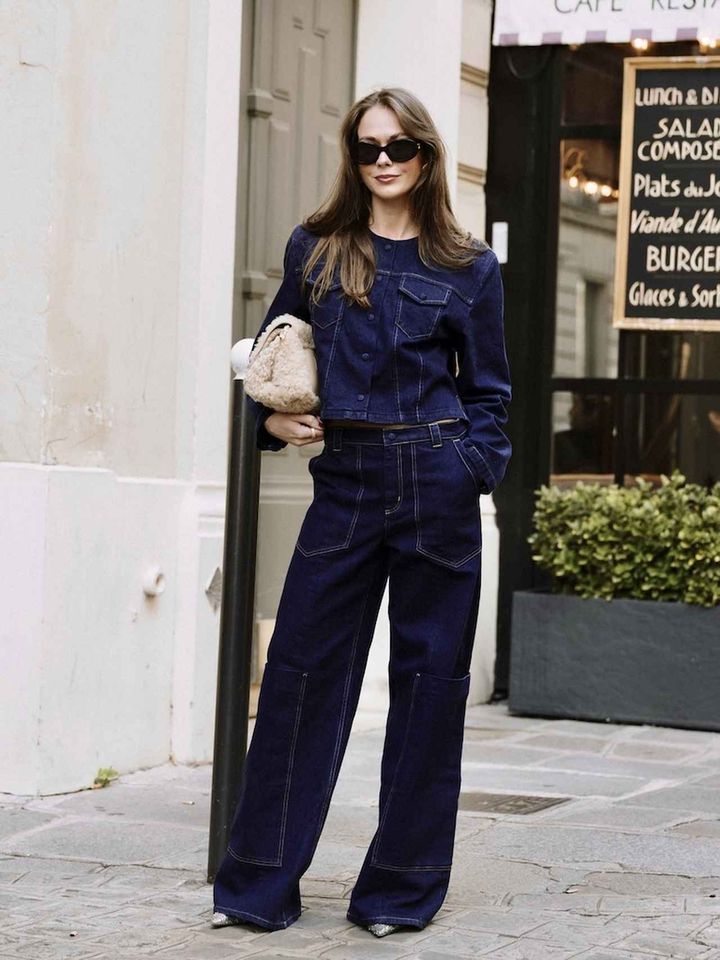 画像: 小ぶりなボアバッグは小脇に抱えてこなれ感を高めて