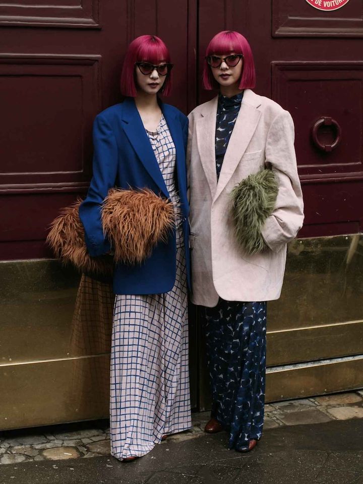 画像: ファーバッグを効かせたピンクとブルーのリンクコーデ