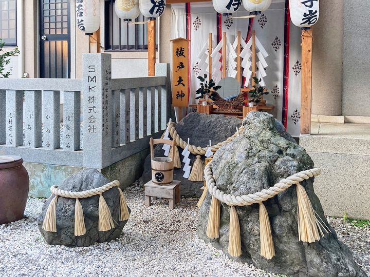 写真に写っているのは「福活岩・親子岩」でしょうか。「（写真左から）○○、△△」などと補足をいれていただけますか