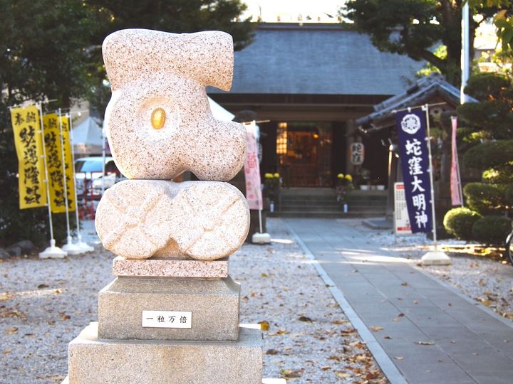 鳥居をくぐると「一粒万倍像」がお出迎え