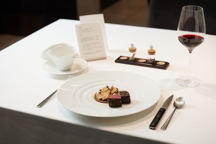 「エゾジカのロティ 粗挽き黒コショウ風味」「ベージュ色のパフェ仕立て」