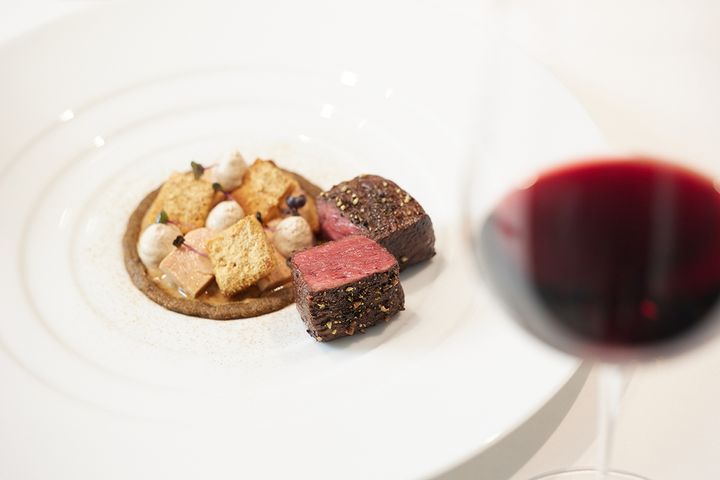 食材にあったワインのペアリングをしてくれるコースもおすすめ