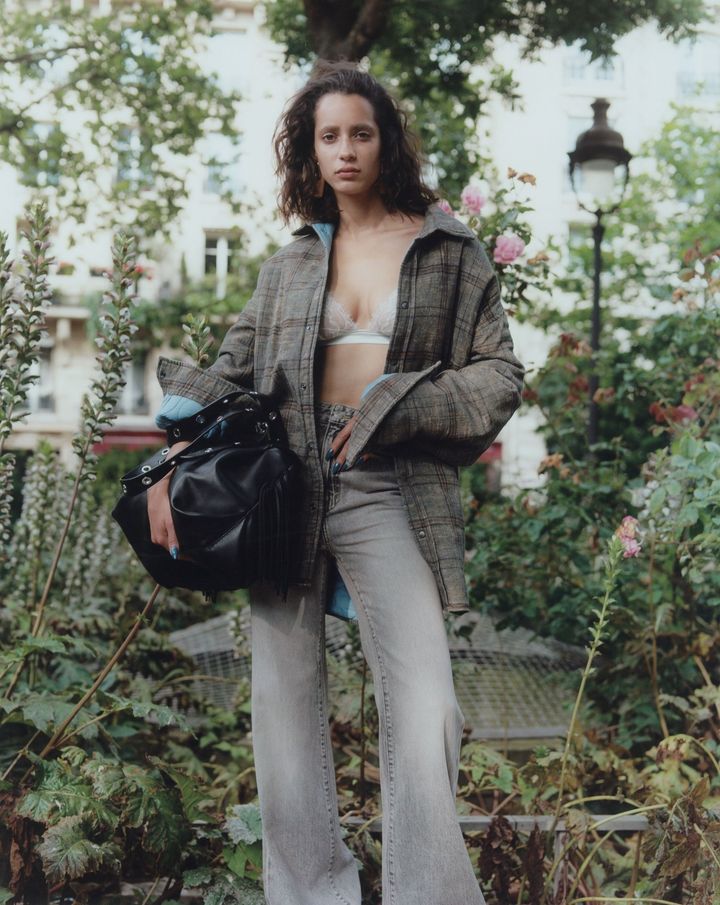 シャツ ￥82,500／DIESEL（ディーゼル ジャパン） ブラトップ ￥8,990／INTIMISSIMI （インティミッシミ 渋谷文化村通り店） パンツ ￥9,999（参考価格）／H&M STUDIO（エイチ・アンド・エム カスタマーサービス） バッグ／MAJE（us.maje.com） イヤリング ￥174,900／SAINT LAURENT BY ANTHONY VACCARELLO（サンローラン クライアントサービス）