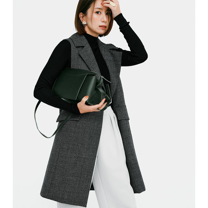 黒タートルと白パンツにテーラードジレを重ねたお仕事コーデ