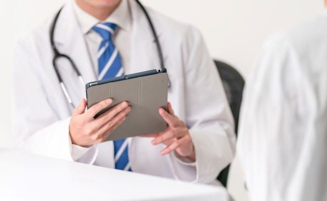 タブレットを持つ医師のイメージ