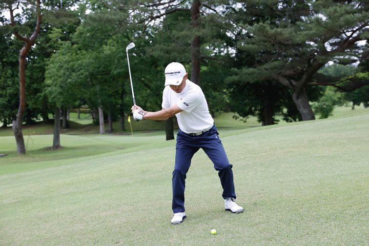 池やバンカーに要注意！ “左足上がり”から打つと、2番手以上飛ばなくなる!?