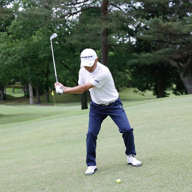 池やバンカーに要注意！ “左足上がり”から打つと、2番手以上飛ばなくなる!?