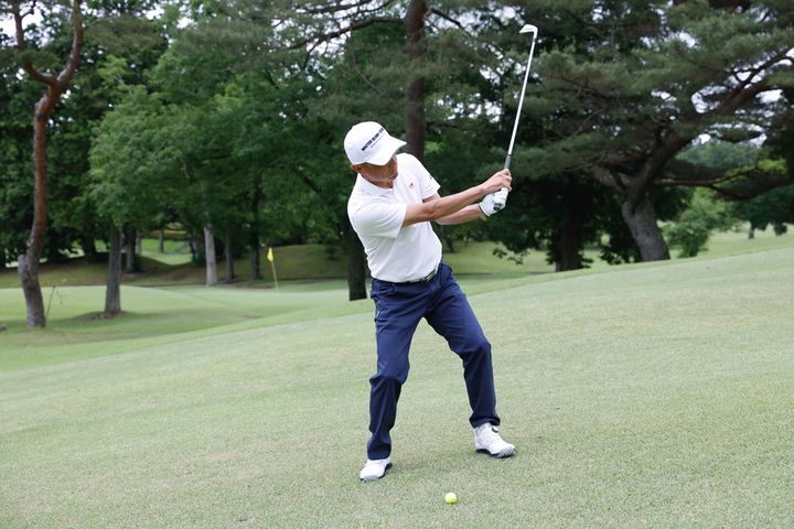 池やバンカーに要注意！ “左足上がり”から打つと、2番手以上飛ばなくなる!?