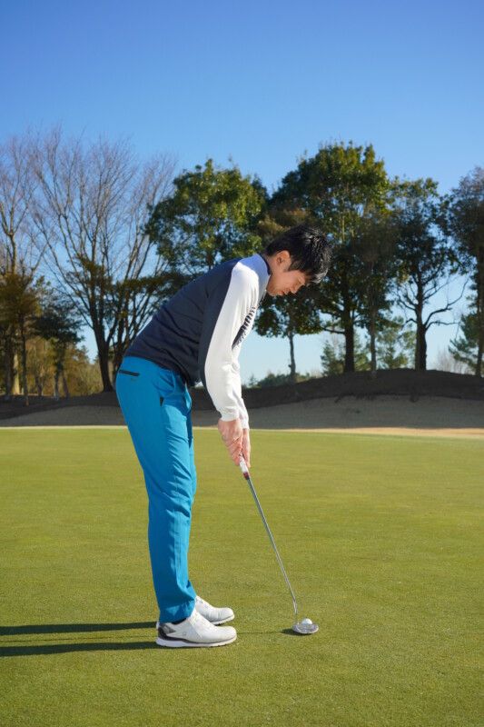 パターのクロスハンドの打ち方を解説！「立てヒザ素振りで…」と解説