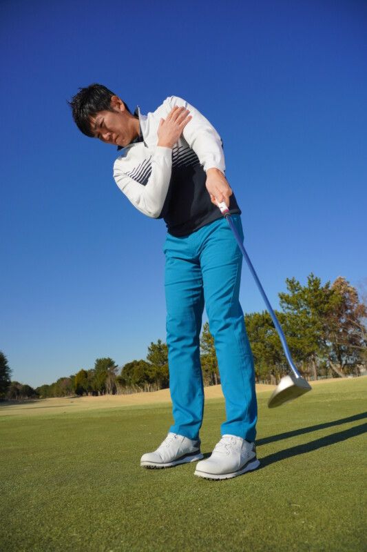 パターのクロスハンドの打ち方を解説！「立てヒザ素振りで…」と解説