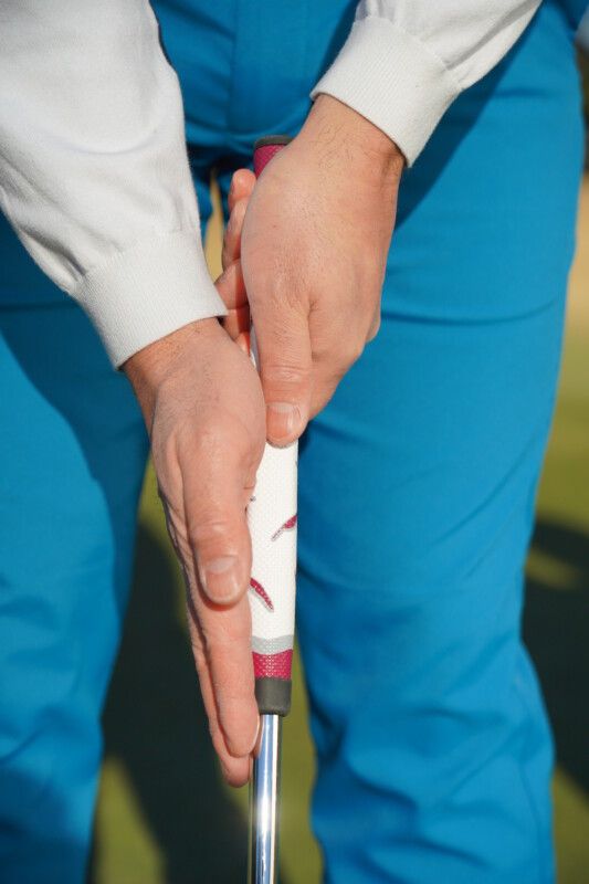 パターのクロスハンドの打ち方を解説！「立てヒザ素振りで…」と解説